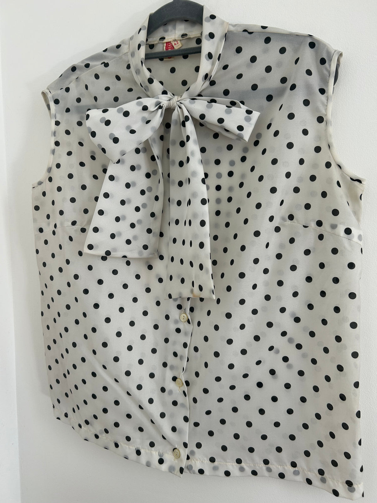 Vintage Late 1960s Size 12-14 White & Black Polka Dot Pussy Bow Sleeveless Blouse/Top