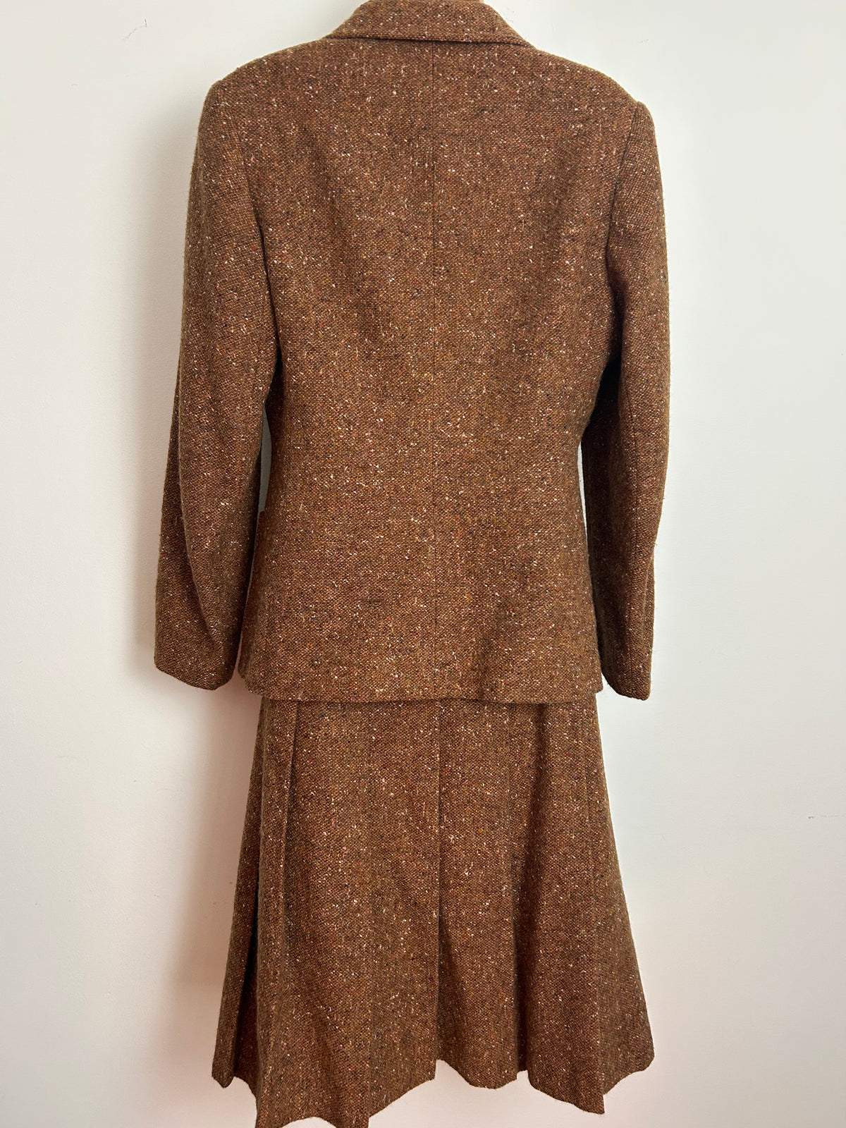 Vintage 1960s JULIUS Size 8 Brown Tweed Two Piece Wool Mix Skirt Suit