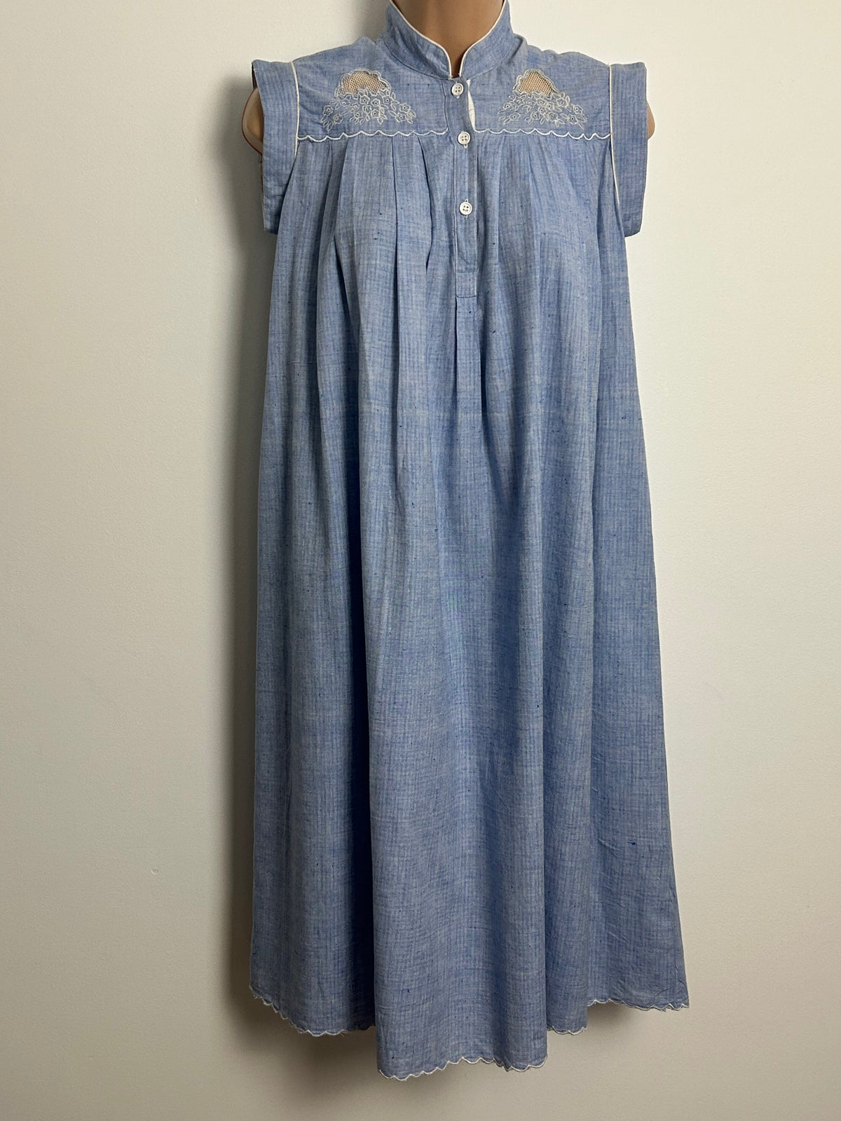 Vintage 1970s ROSHAFI Size 8 Pale Blue Chambray Pocket Detail Indian Cotton Smock Dress