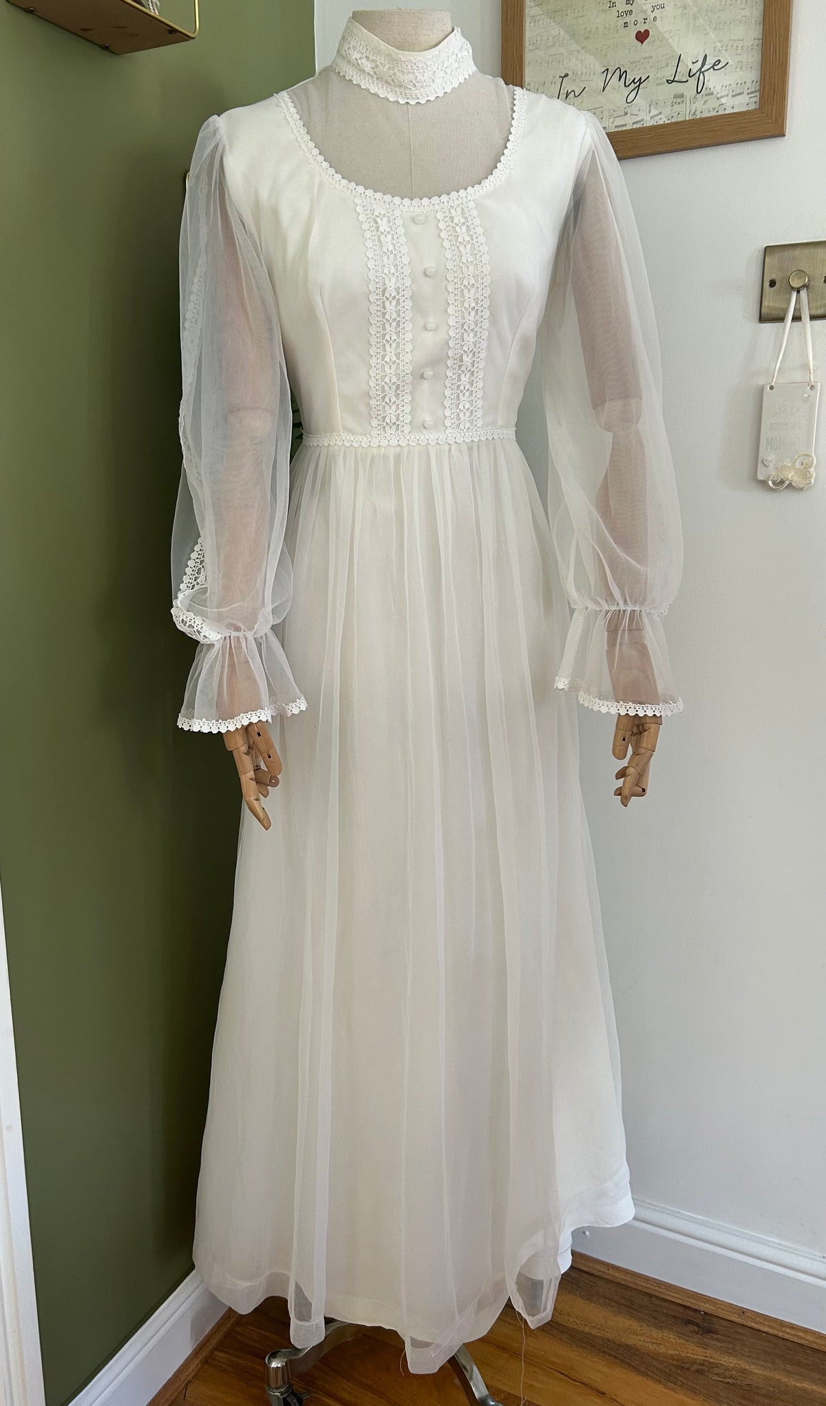 Vintage 1970s Size 8 White Long Sleeve Lace Trim Boho Prairie Wedding/Occasion Maxi Dress
