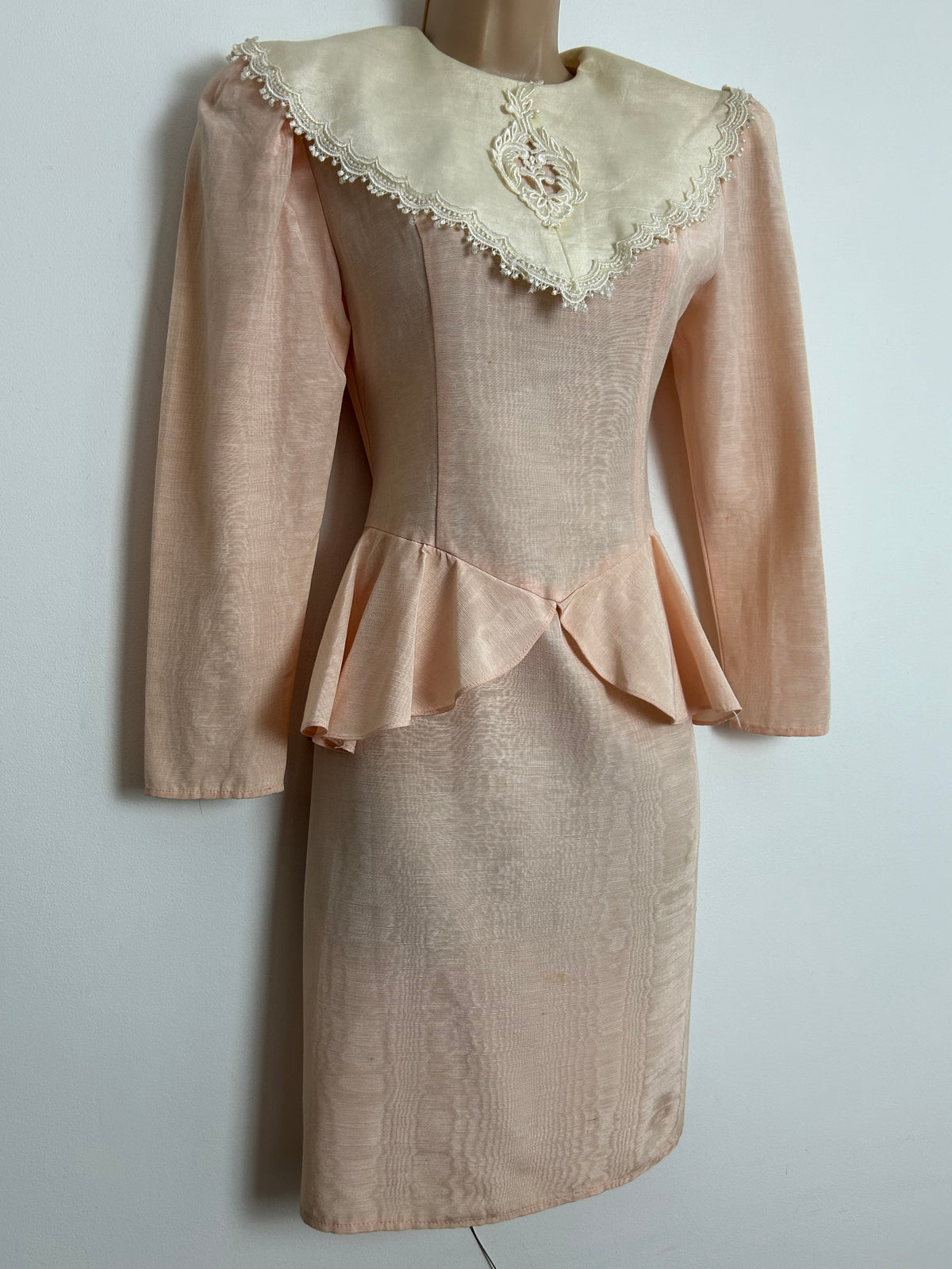 Vintage 1980s GUNNE SAX BY JESSICA McCLINTOCK UK Size 8 Peach Moire Fabric Peplum Lace Collar Dress