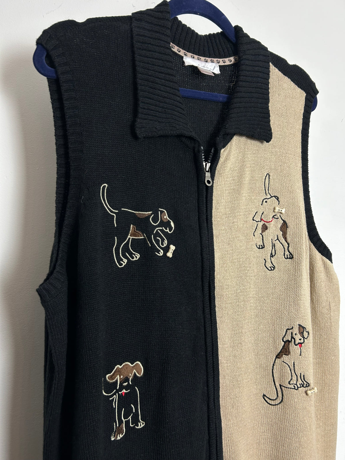 Vintage Y2K CJ BANKS Size 16/18 Black & Beige Cotton Mix Embroidered Dog Pattern Novelty Sleeveless Cardigan
