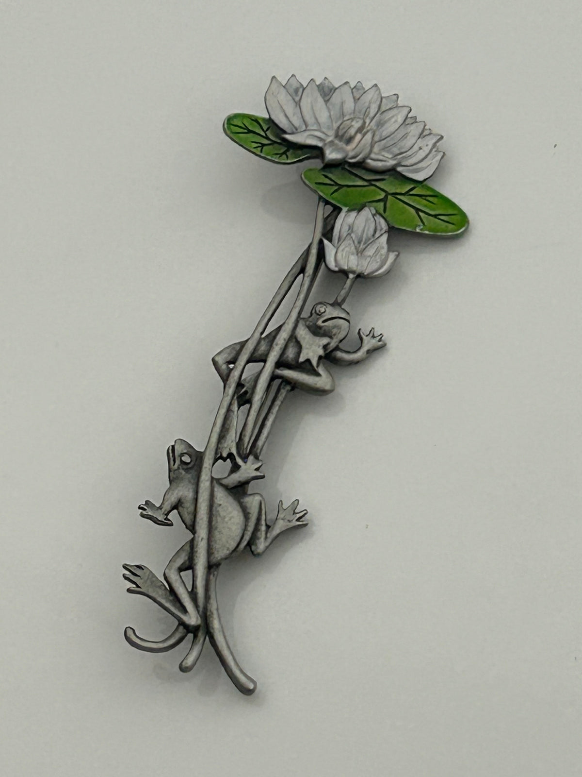 Vintage JJ (JONETTE) Collectable Exquisite Silver Tone Pewter & Green Enamel Frogs & Lily Pad Pin Brooch