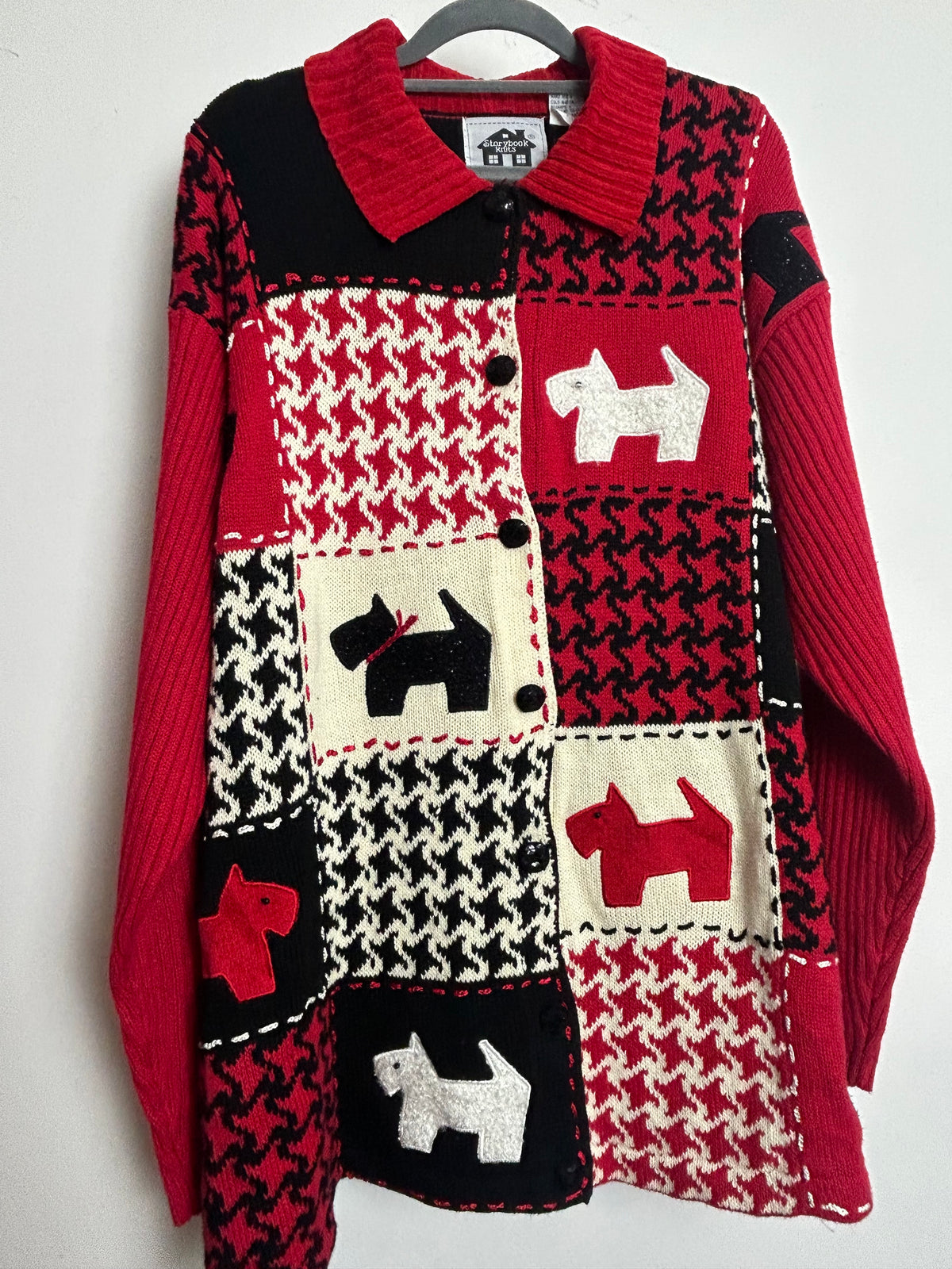 Vintage 1990s BNWT STORYBOOK KNITS Size 1X (UP To 18/20) Red & Black Houndstooth & Scottie Dogs Novelty Print Cardigan