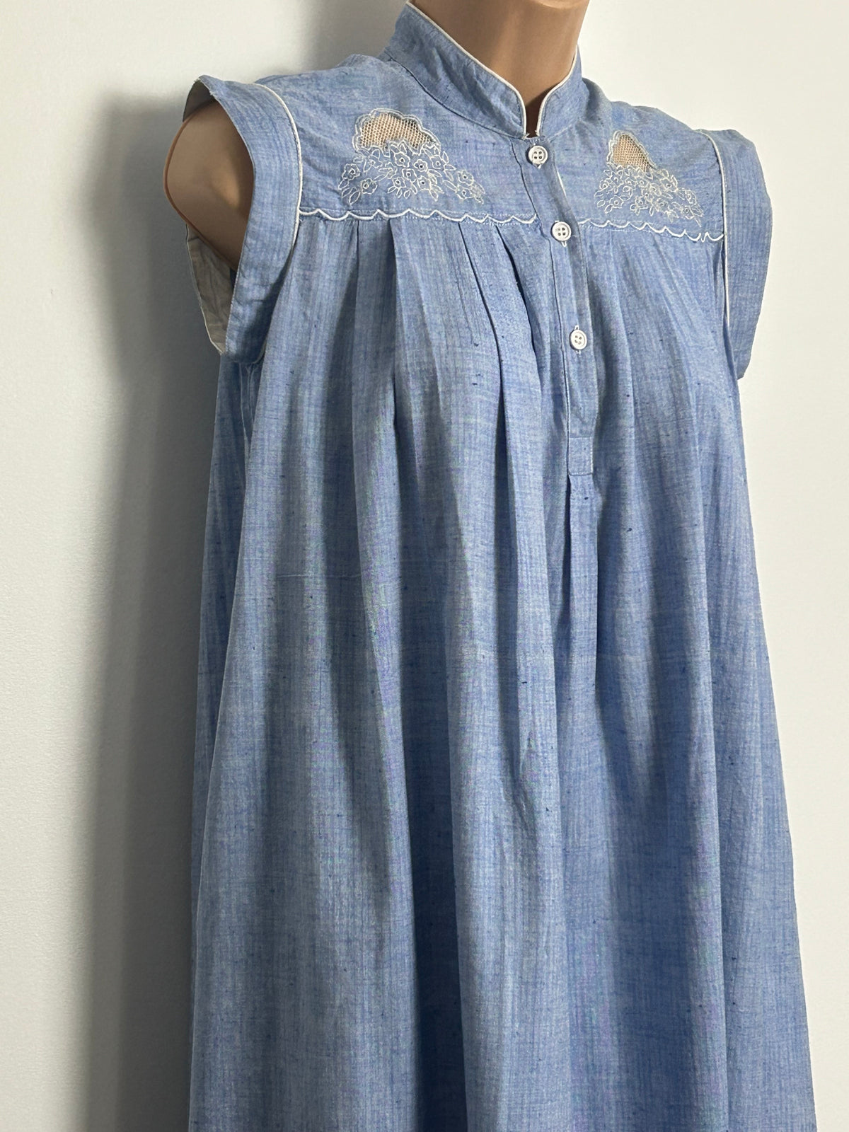 Vintage 1970s ROSHAFI Size 8 Pale Blue Chambray Pocket Detail Indian Cotton Smock Dress