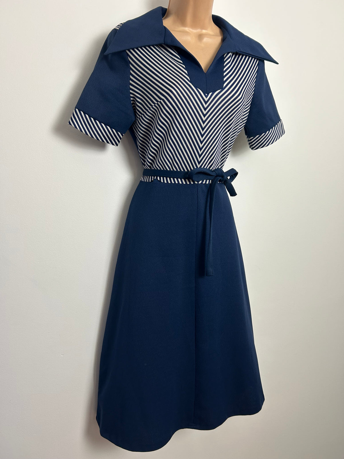 Vintage 1970s Size 10 Navy Blue & White Chevron Stripe Belted Mod Day Dress