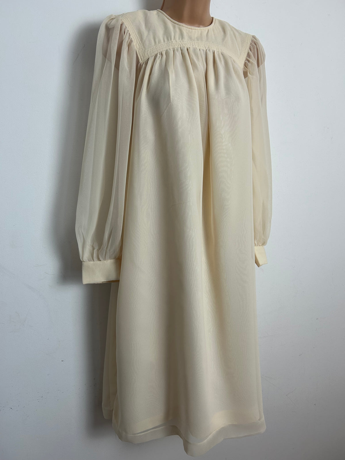 Vintage 1970s Size 10 Cream Long Sleeve Chiffon Smock Trapeze Dress With Pockets