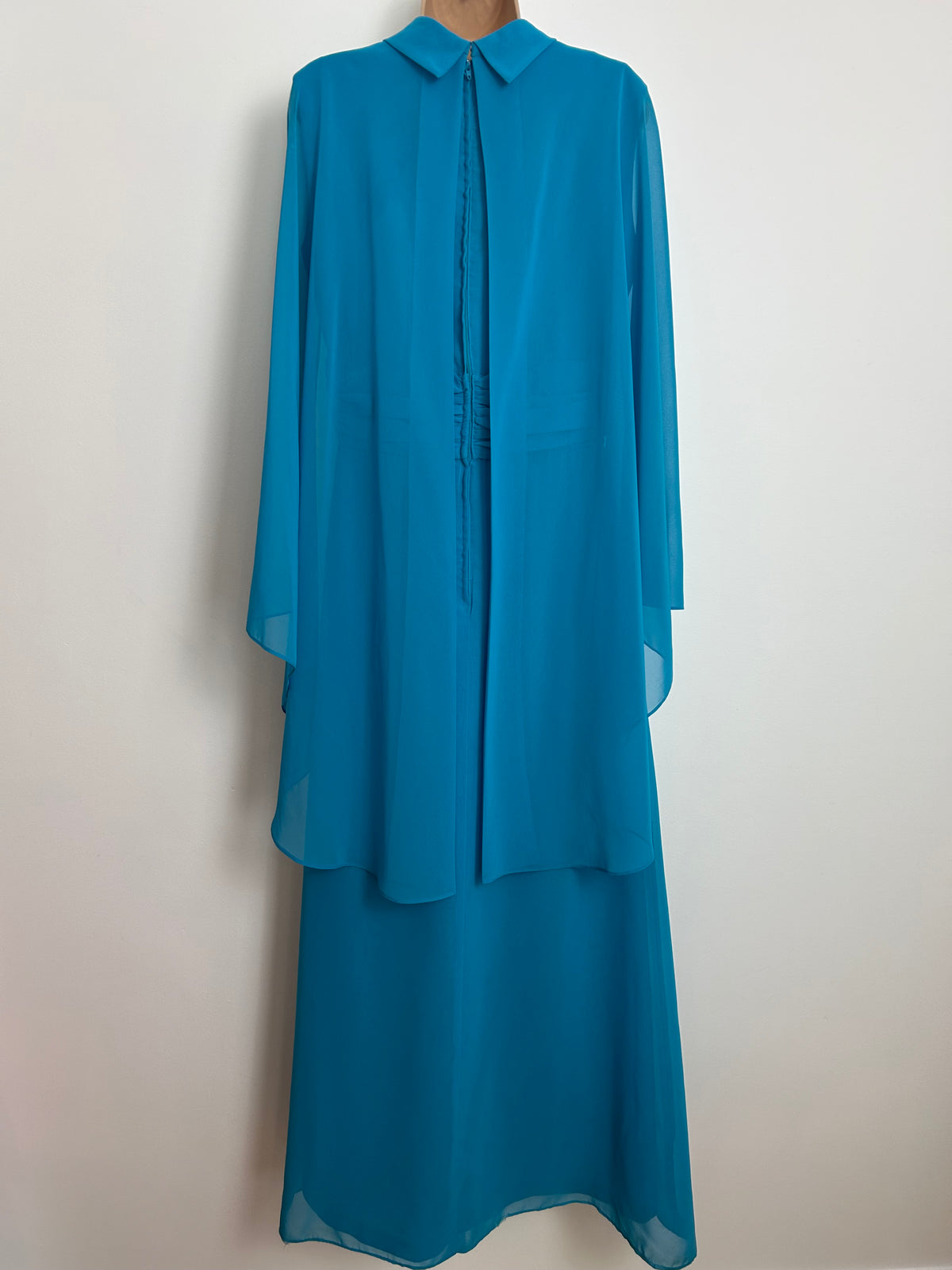 Vintage 1960s CARNEGIE OF LONDON Size 12 Turquoise Blue Chiffon Capelet Cape Sleeve Occasion Dress