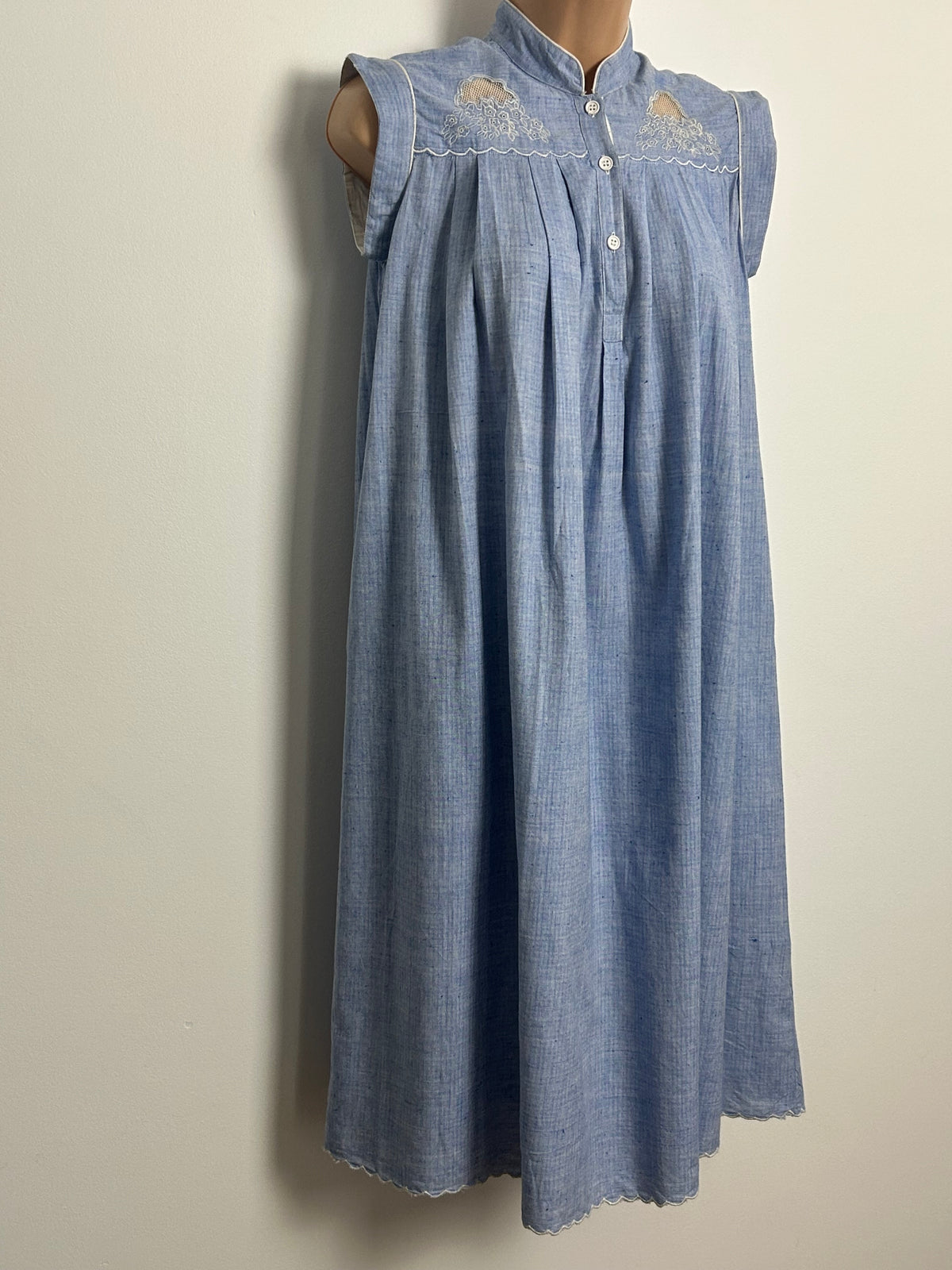 Vintage 1970s ROSHAFI Size 8 Pale Blue Chambray Pocket Detail Indian Cotton Smock Dress