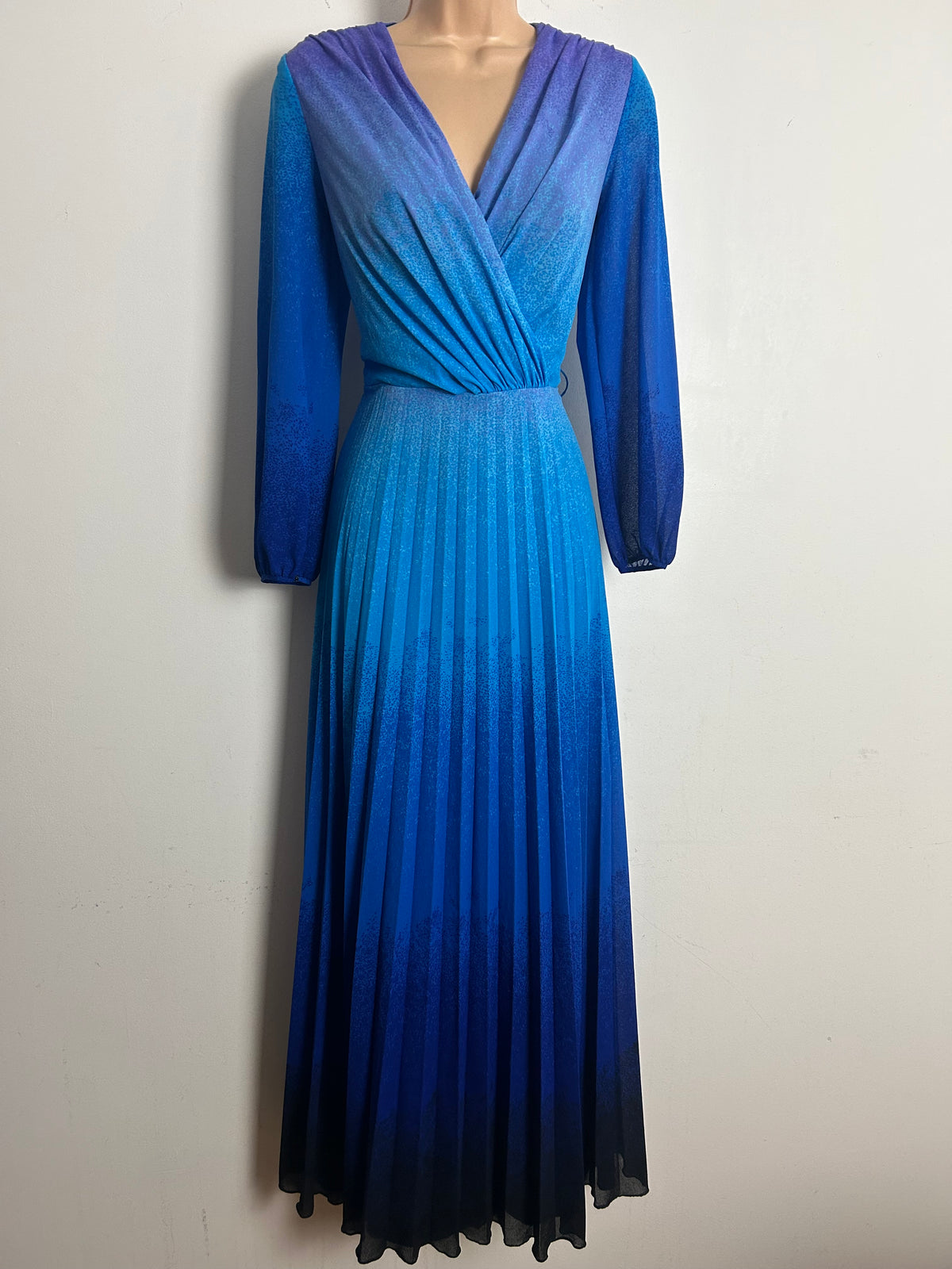 Vintage 1970s Size 10 Blue Tones Ombre Long Sleeve Pleated Maxi Dress