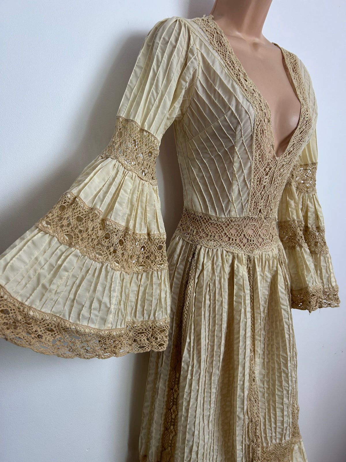 Vintage 1970s Size 6 Cream Cotton Pintuck Pleated & Lace Detailing Mexican Prairie Boho Midi Dress