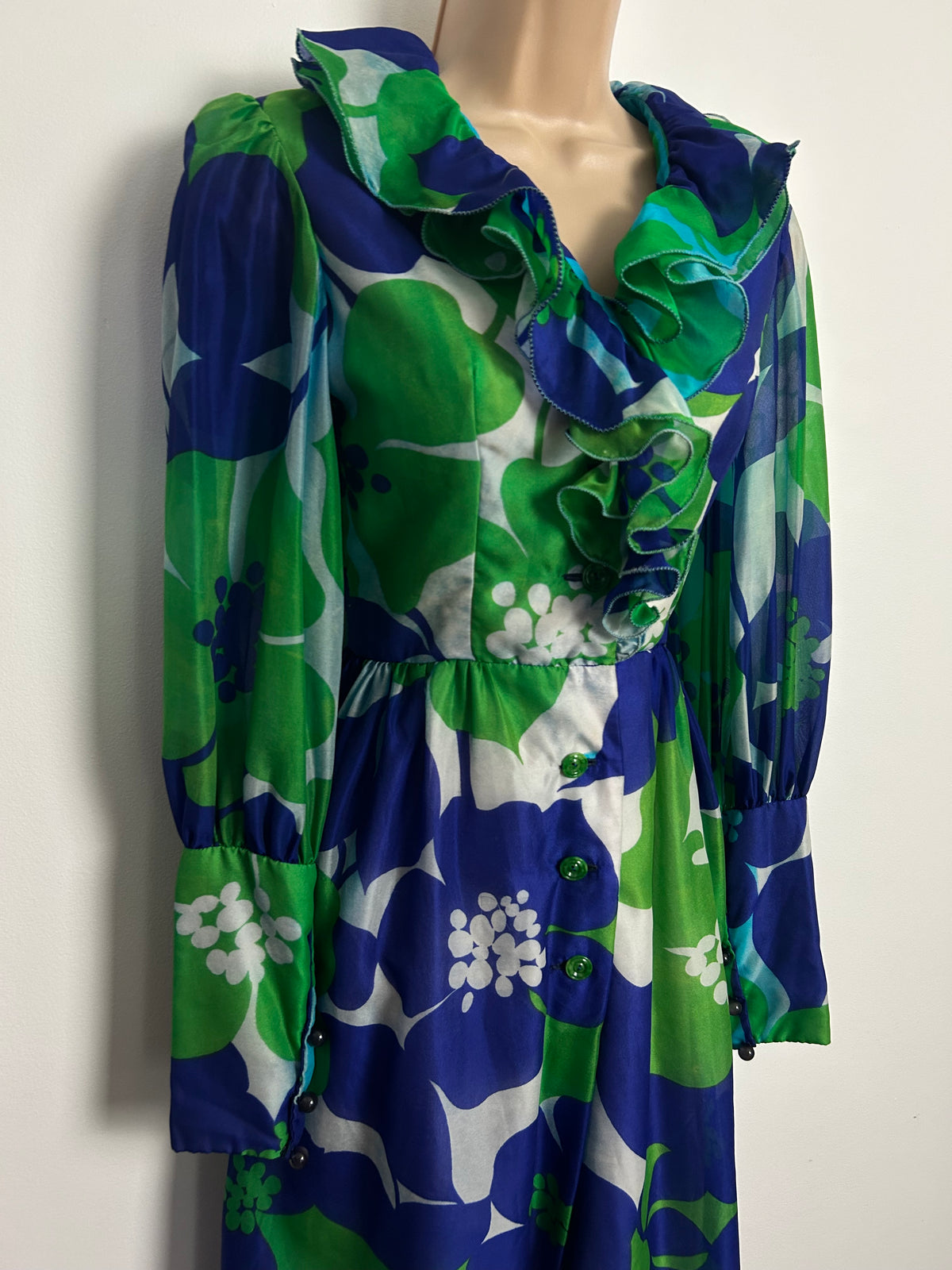 Vintage 1970s J.M. Martin Size 6 Beautiful Blue & Green Abstract Bold Floral Ruffle Trim Dress