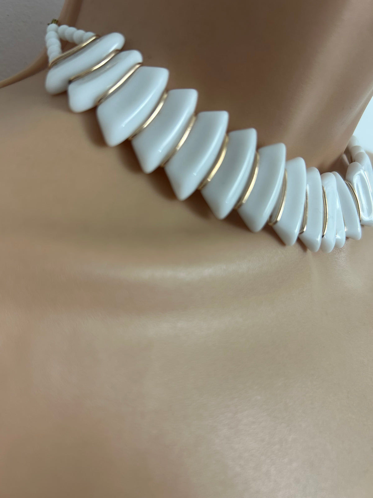 Vintage 1950s/1960s White Milk Glass Deco Style Choker Necklace