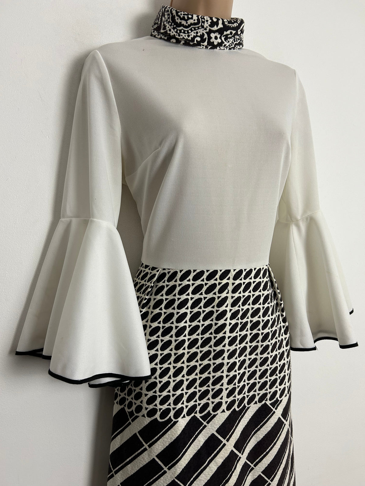 Vintage 1970s TINA WARREN UK Size 12 White & Brown Abstract Print Long Sleeve Flared Cuff Boho Maxi Dress