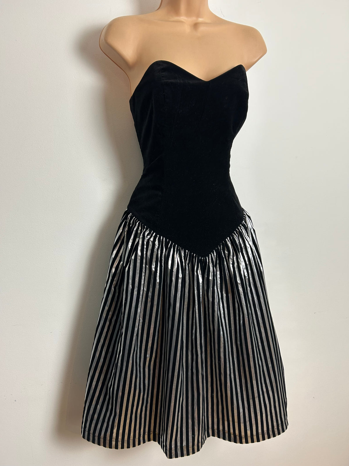 Vintage 1980s YESSICA Size 8 Black & Silver Velvet Flock Party Prom Occasion Dress