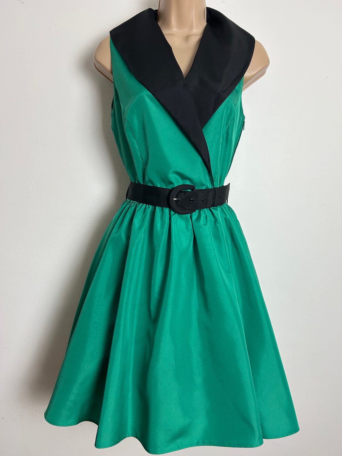 Vintage 1980s VERA MONT Size 8 Green & Black Collared Belted Xmas Party Prom Style Dress