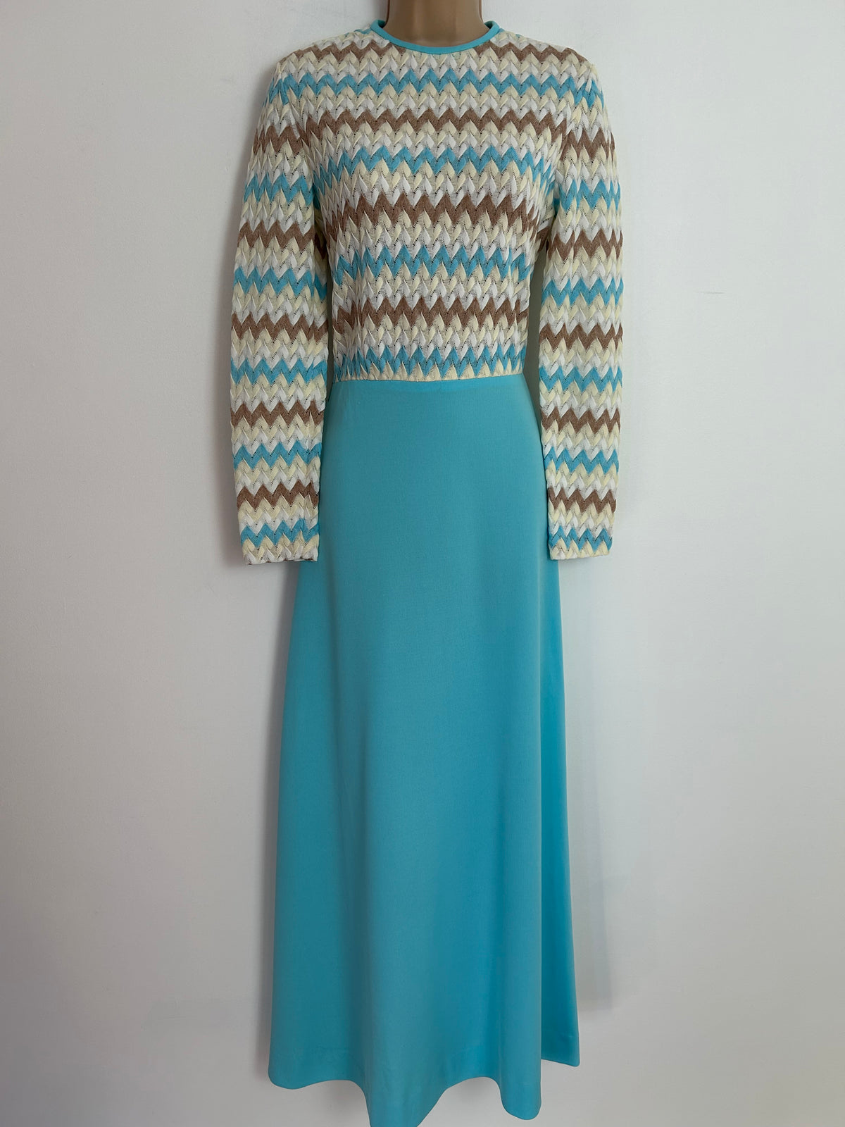 Vintage 1970s R&K KNITS UK Size 8-10 Turquoise White & Brown Zig Zag Stripe Long Sleeve Maxi Dress