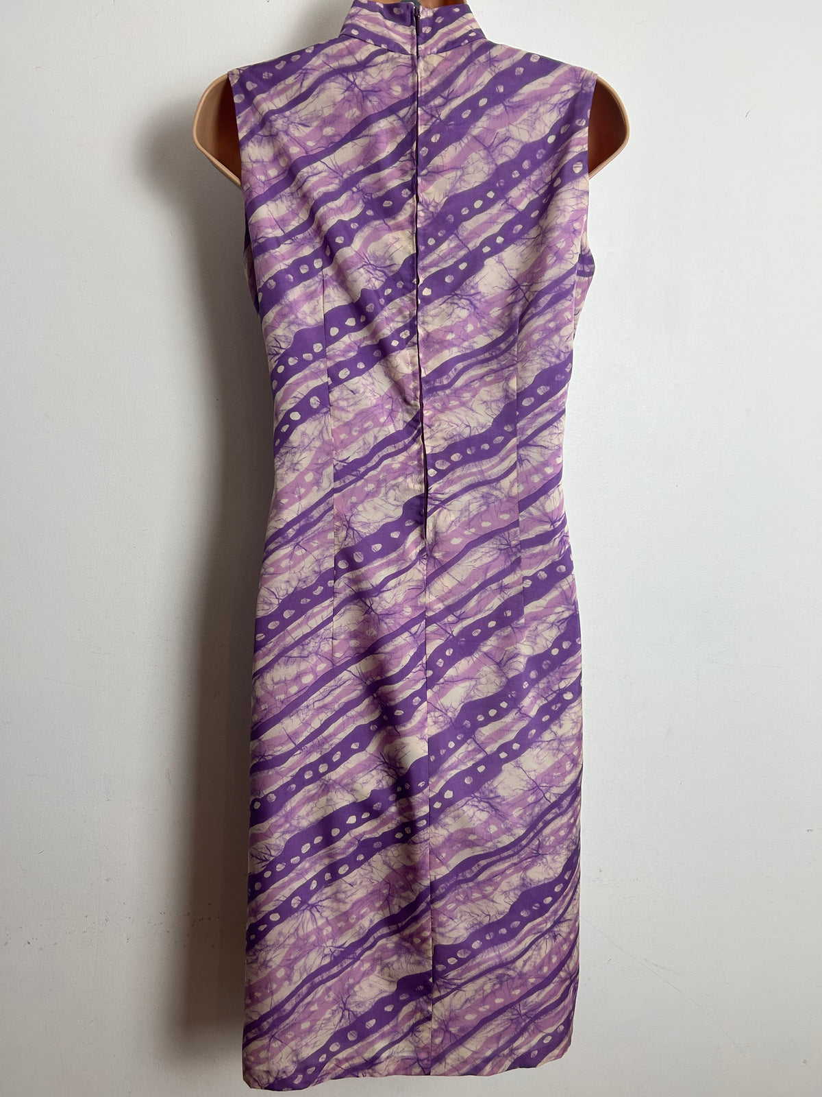 Vintage 1960s Size 10 Pink Tones Abstract Diagonal Stripe Print Sleeveless Mod Shift Dress
