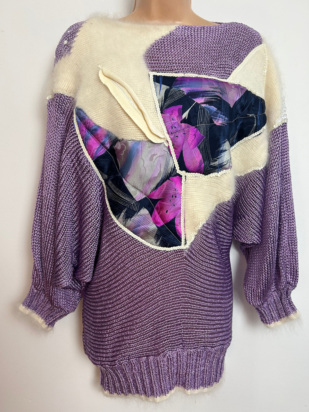 Vintage 1980s Size 12-14 Lilac & Cream Applique & Sequin Detail Slouchy Bat Wing Jumper