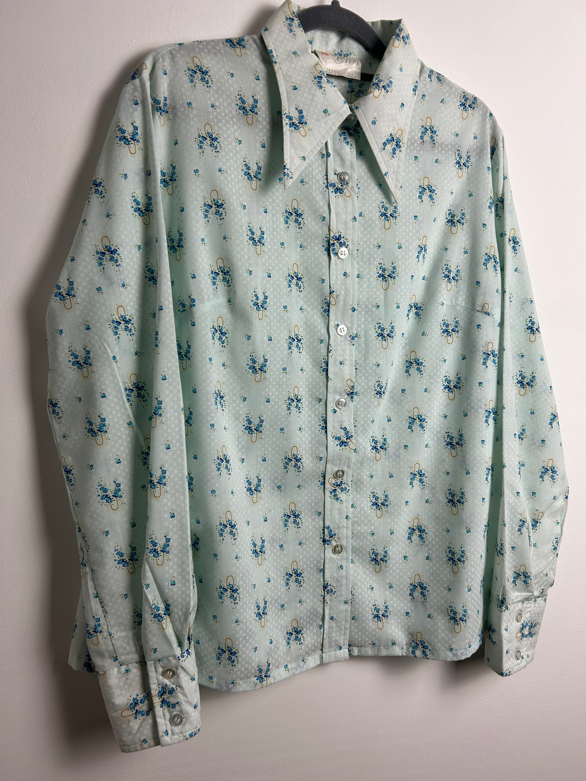 Vintage 1970s Size 16 Pale Blue Flowers & Vase Print Cotton Mix Long Sleeve Dagger Collar Shirt
