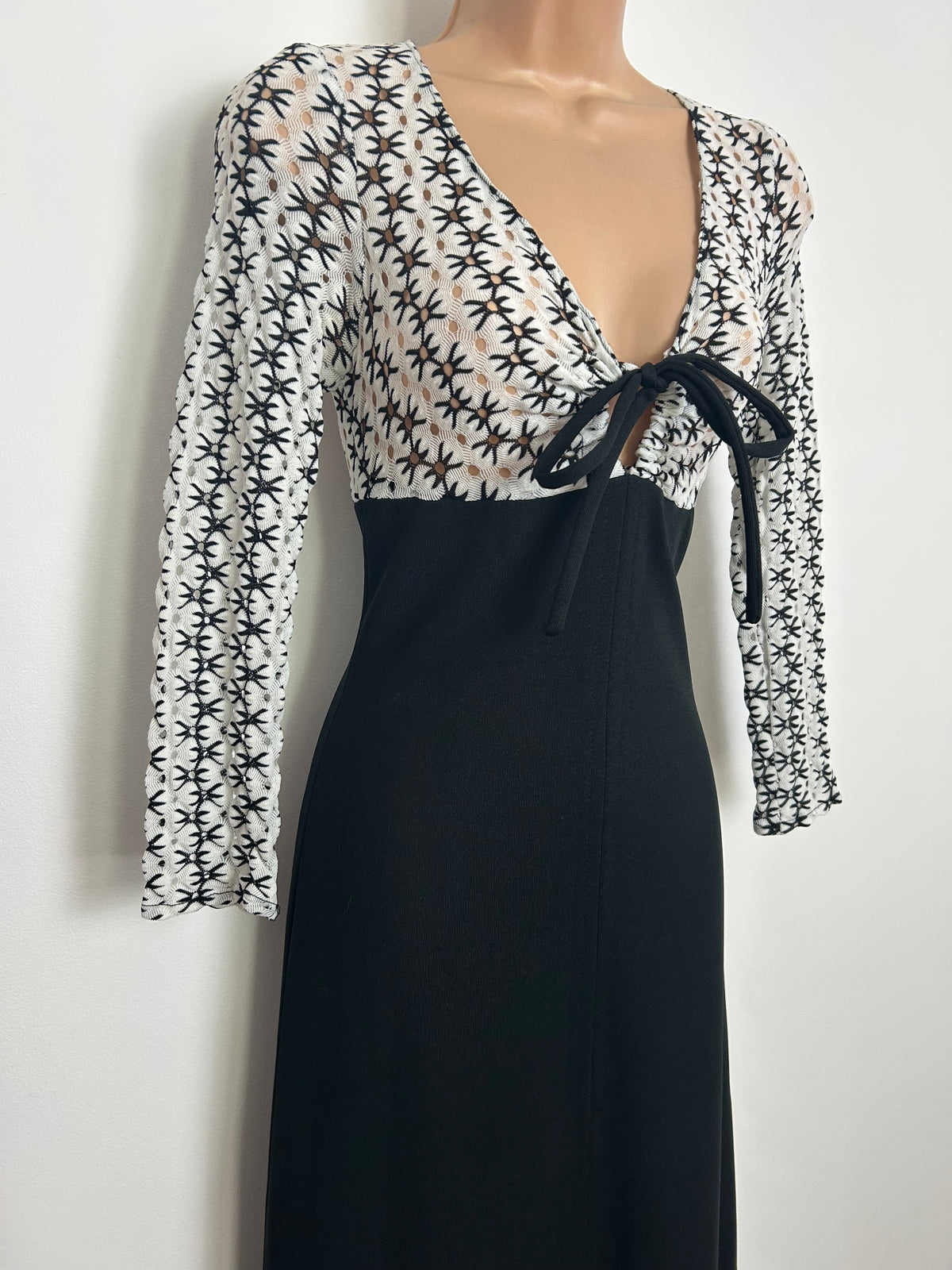 Vintage 1970s Size 6-8 Black & White Keyhole Cut Out Bodice Tie Front Maxi Dress