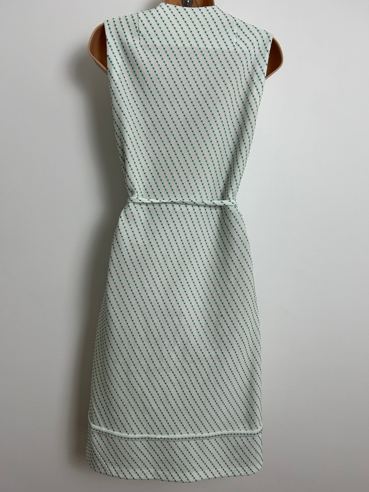 Vintage 1970s Size 8 White & Green Crimplene Sleeveless Belted Mod Day Dress