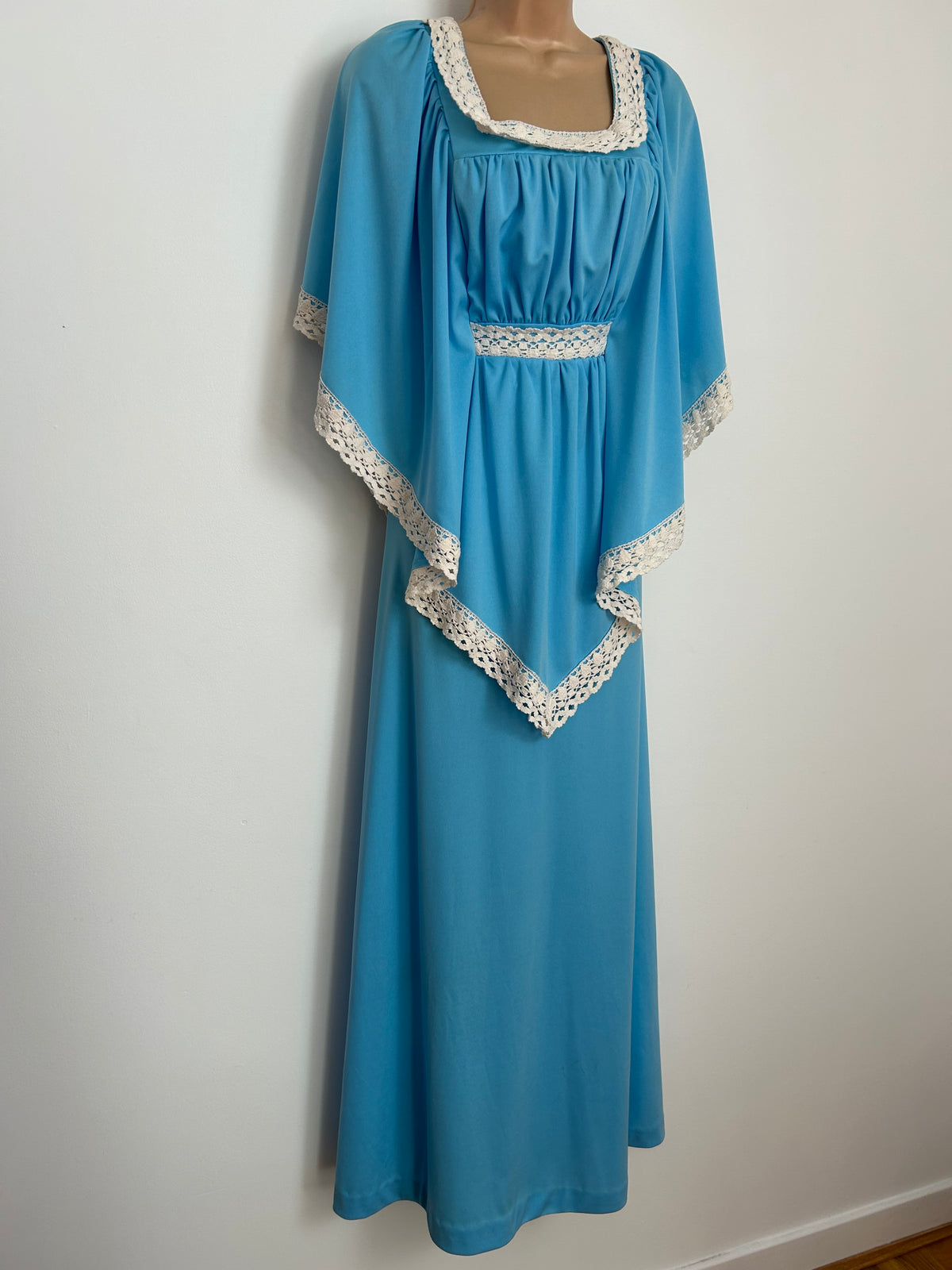 Vintage 1970s THE HOUSE OF NICHOLAS Size 12 Blue & White Crochet Lace Trim Wide Cape Sleeve Boho Maxi Dress
