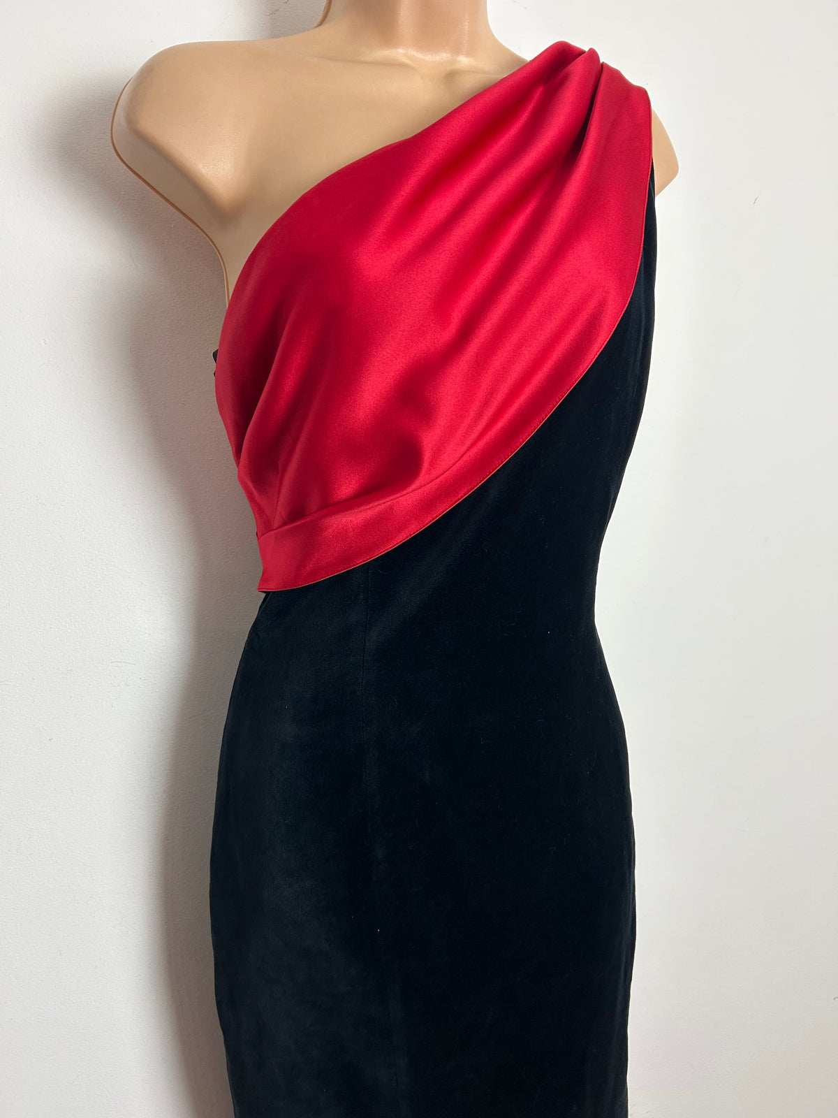 Vintage 1980s OPERA BY RICHARDS Size 12 Black Velvet & Red Satin One Shoulder Fitted Cocktail Party Dress