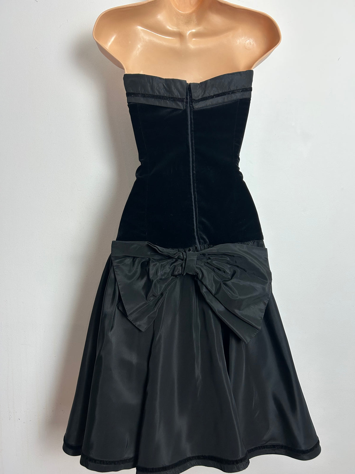 Vintage 1980s LAURA ASHLEY Size 6-8 (Size 12 On Label) Black Velvet & Taffeta Strapless Bow Back Party Dress