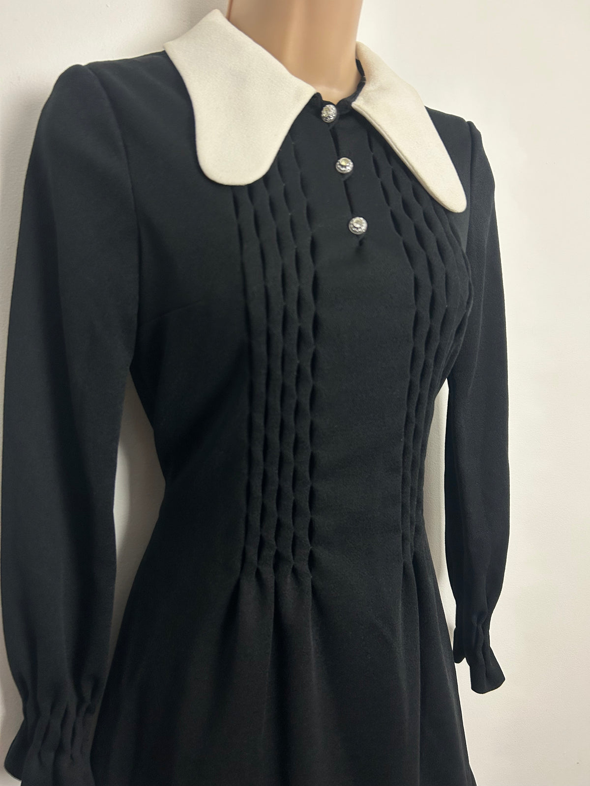 Vintage 1960s PEGGY LANE Size 6 Black Beagle Collar Pintuck Pleated Tie Back Mini Mod Dress