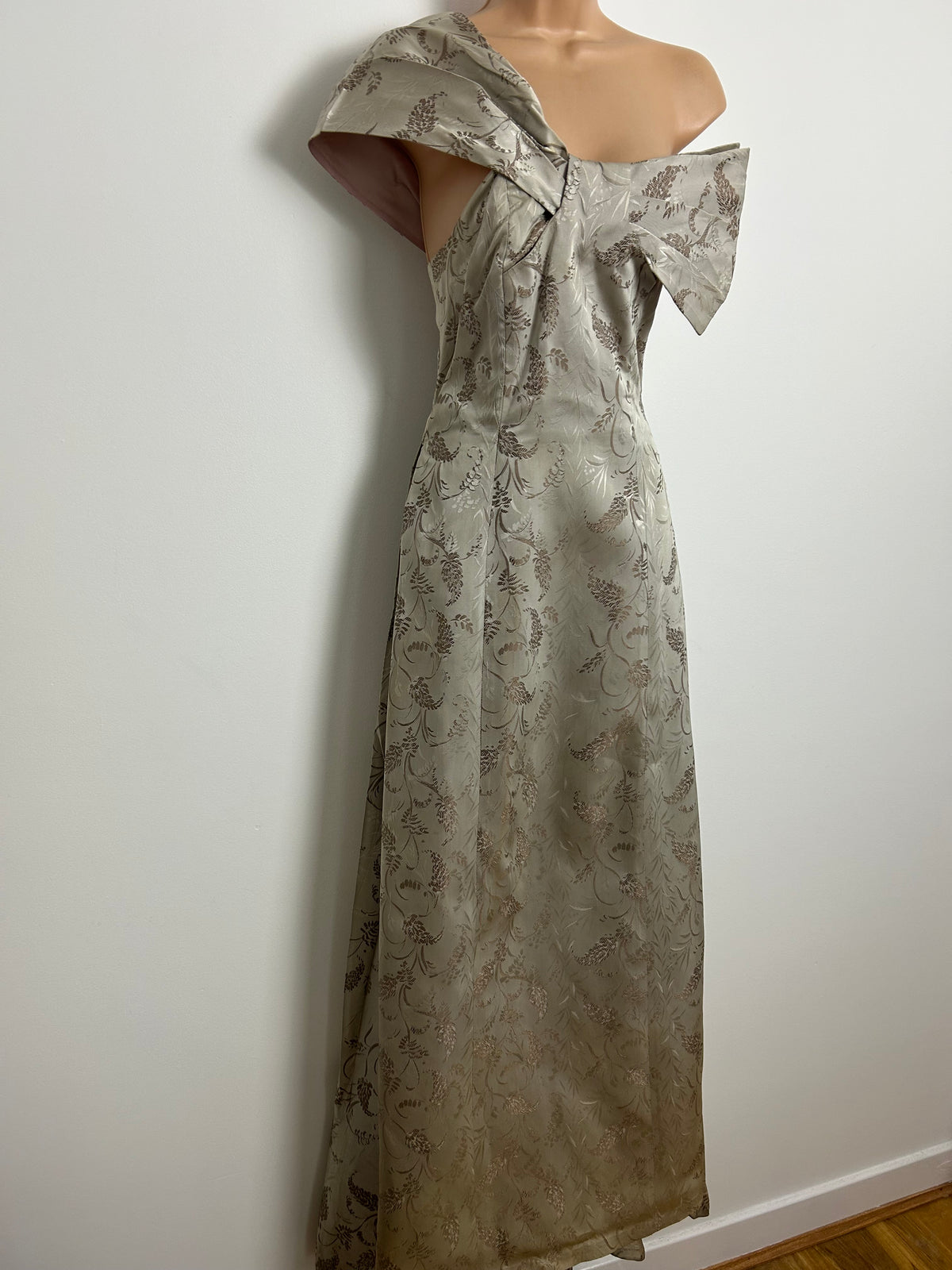 Vintage Early 1950s JOHN SELBY Size 8 Beautiful Silvery Grey & Brown Leaf Print One Shoulder Ballgown