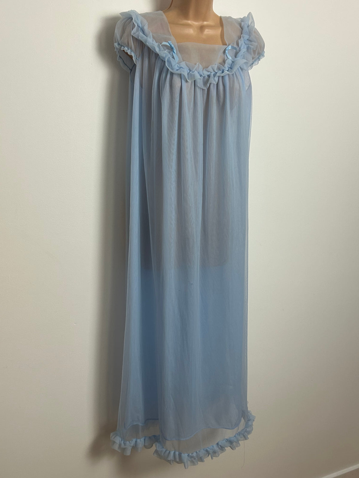 Vintage Late 1960s Size 16 Powder Blue Ruffle Bow Trim Detail Negligee Peignoir Nightdress