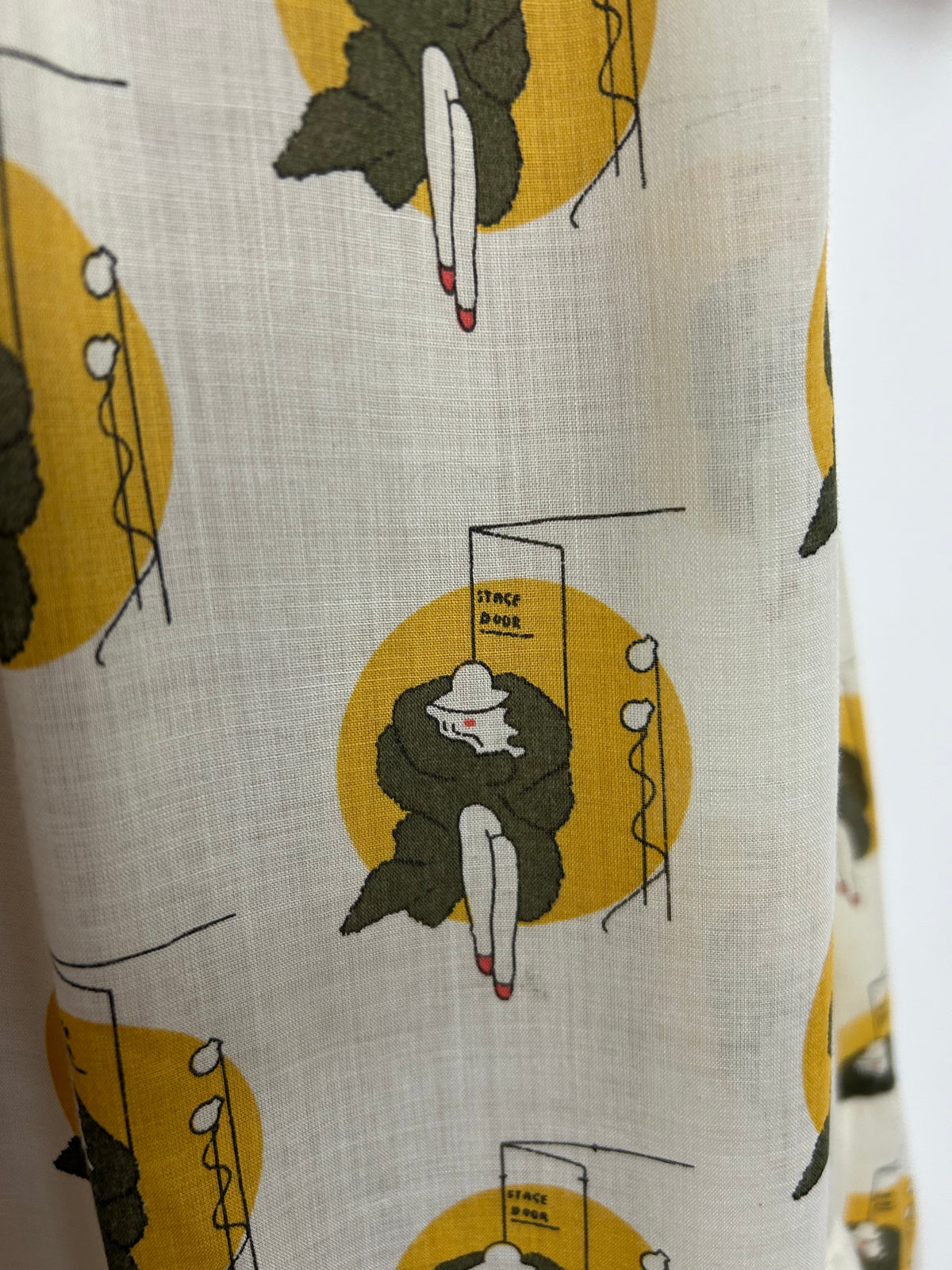 Vintage 1970s Size 10 Gorgeous Cream Grey & Mustard Yellow Glam Lady At Stage Door Novelty Print Mini Dress`
