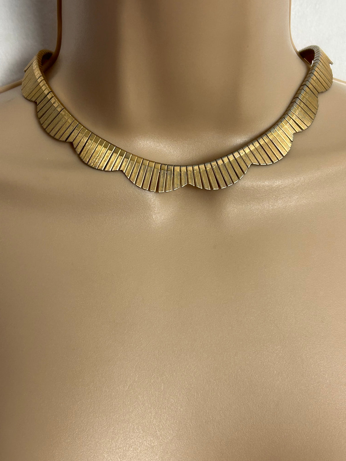 Vintage 1960s Gorgeous Gold Tone Metal Scallop Edged Choker Necklace