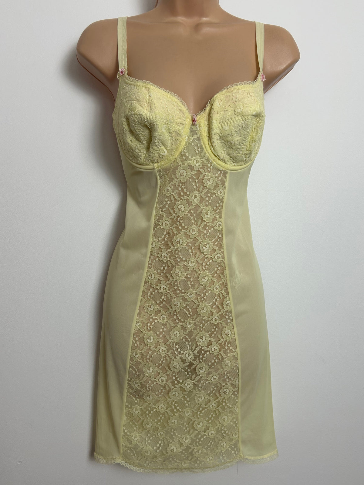 Vintage 1960s TRIUMPH INTERNATIONAL Size 36B Lemon Lace Underwired Slip