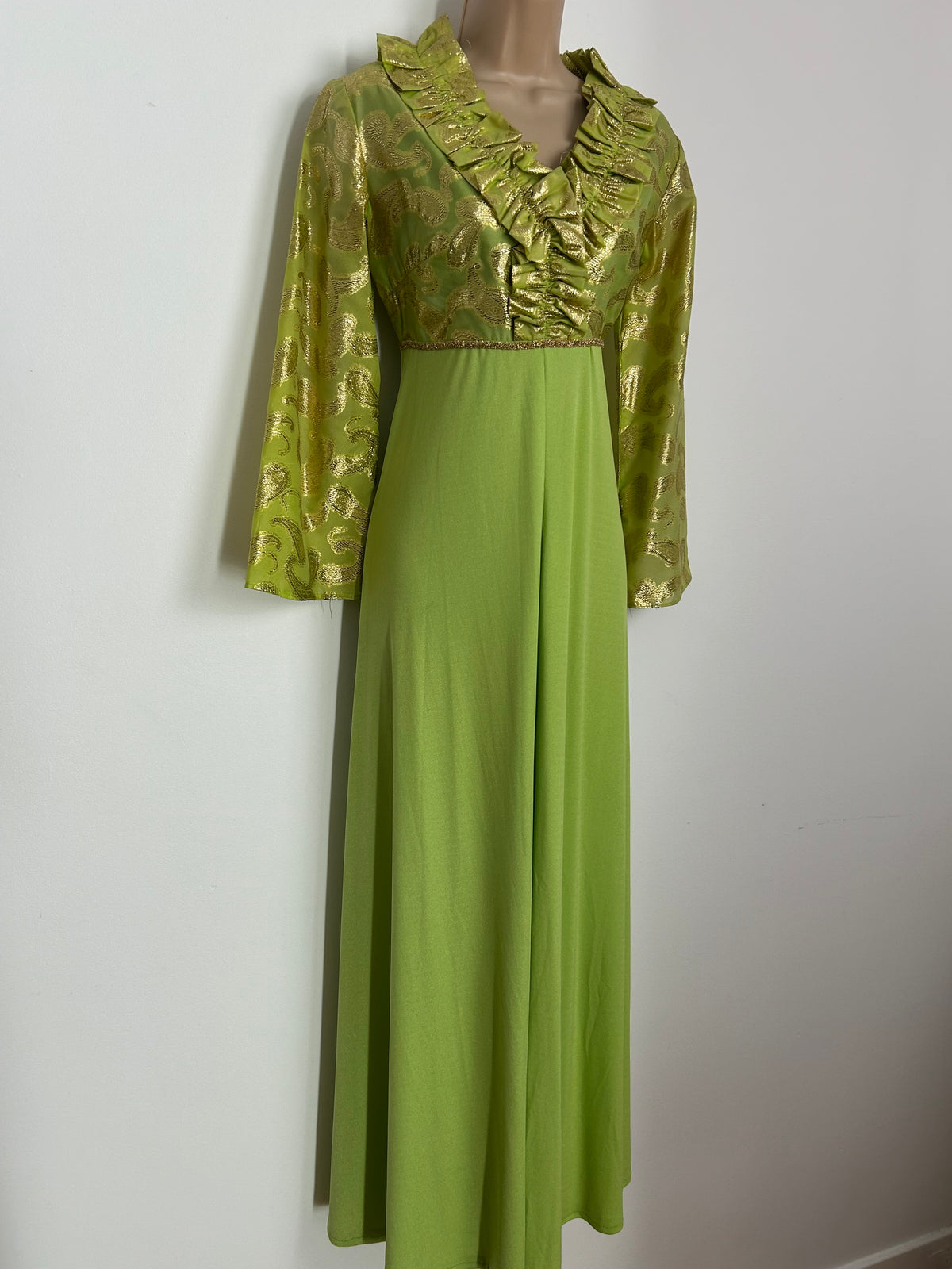 Vintage Early 1970s Size 10 Green & Gold Jacquard Paisley Bodice Ruffle Neck Occasion Maxi Dress