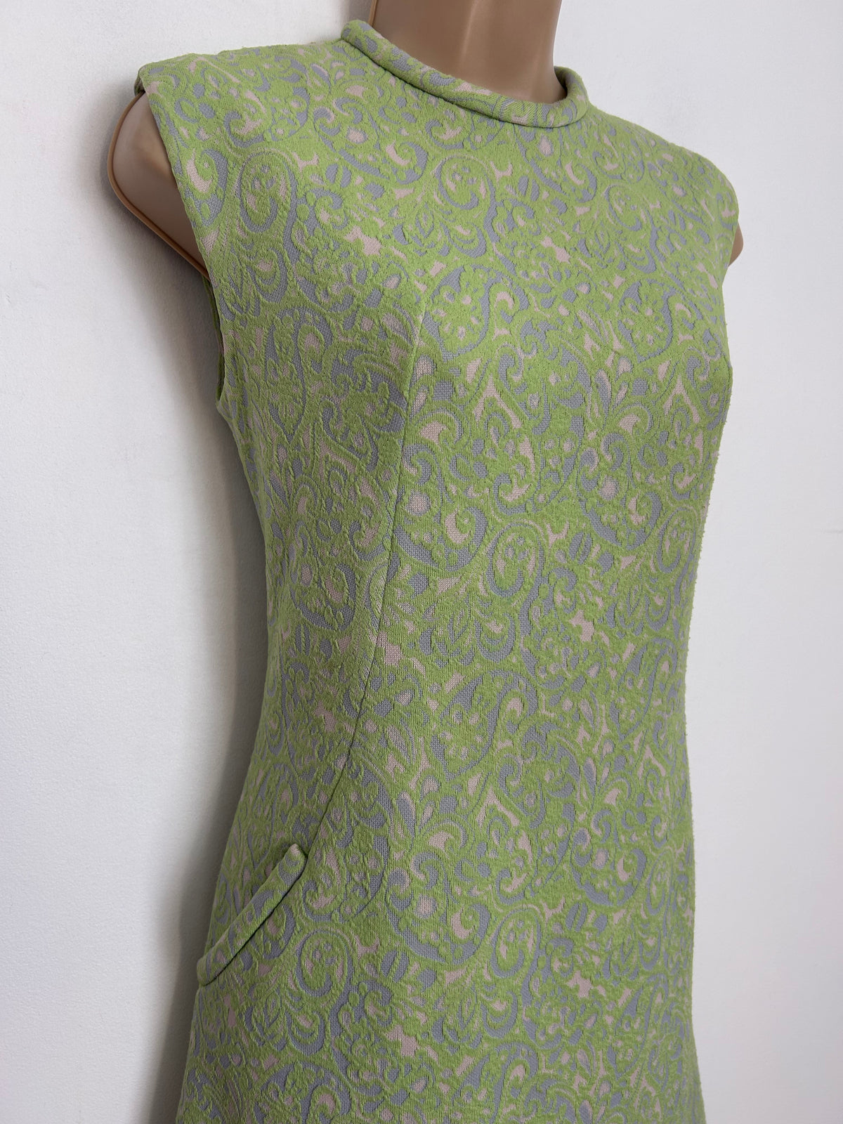 Vintage 1960s Size 8-10 Pale Green Lilac & Pink Crimplene Sleeveless Pocket Detail Mod Shift Dress