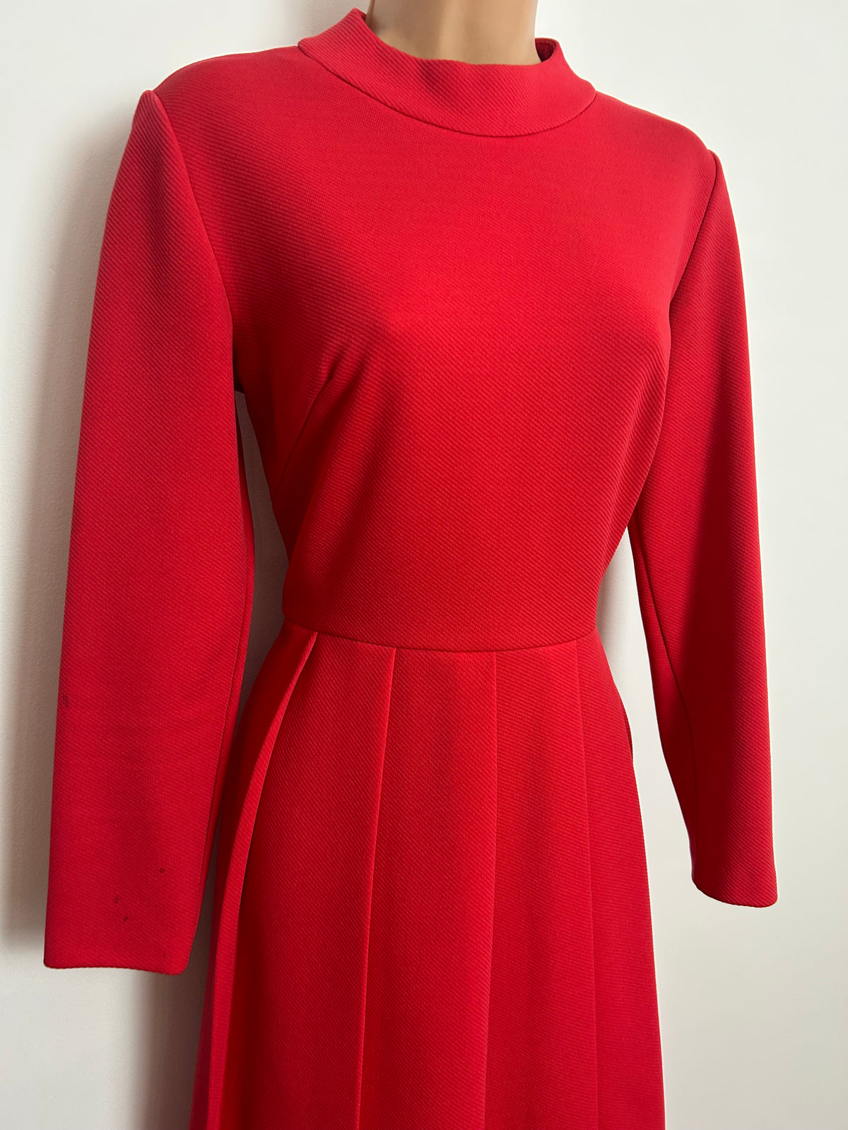 Vintage 1960s RICHARD STUMP Size 8 Raspberry Pinky Red Long Sleeve Pleated Mod Dress