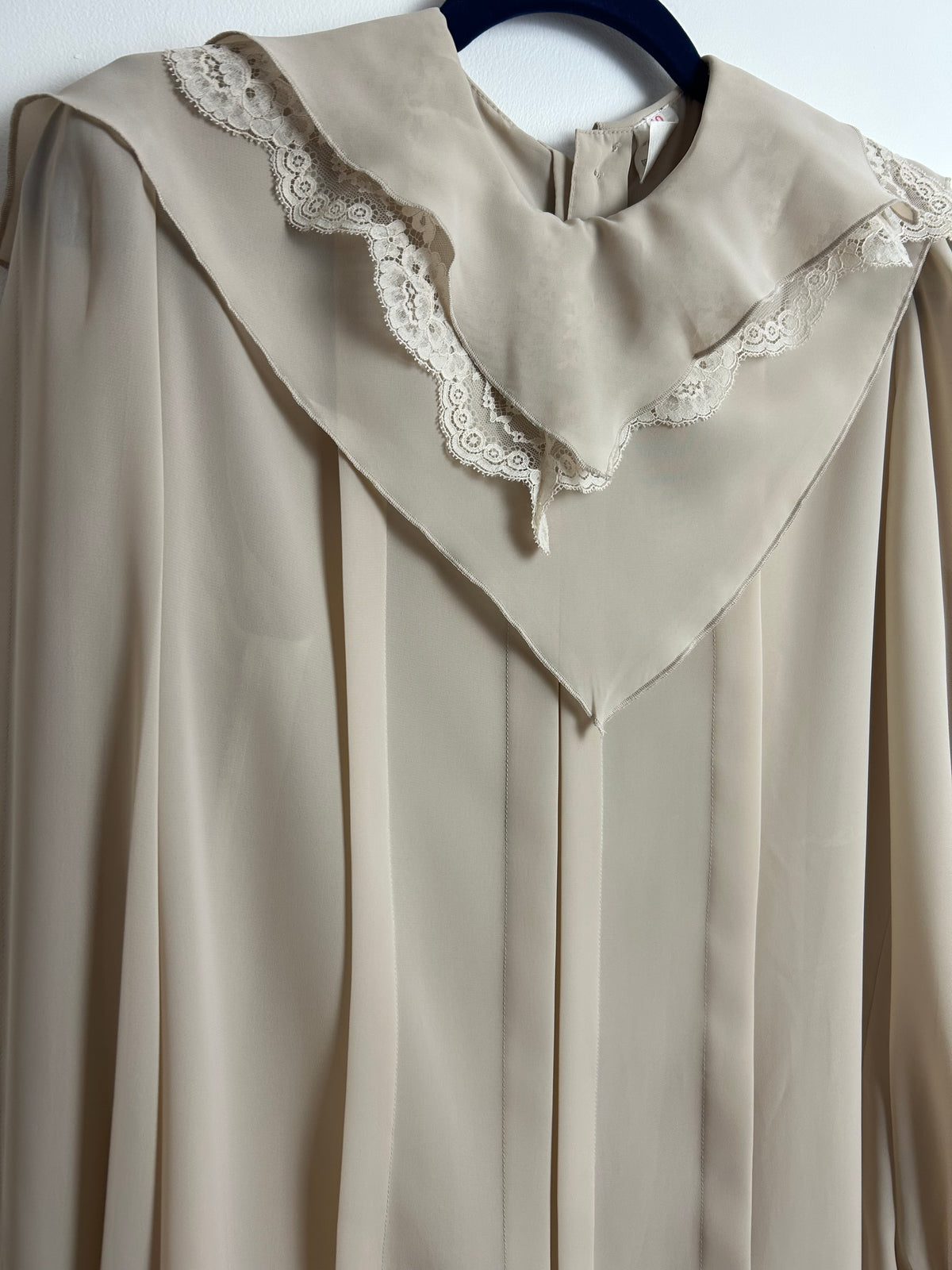 Vintage 1980s Size 14 Soft Beige Layered Lace Collar Pleated Long Sleeve Button Back Blouse