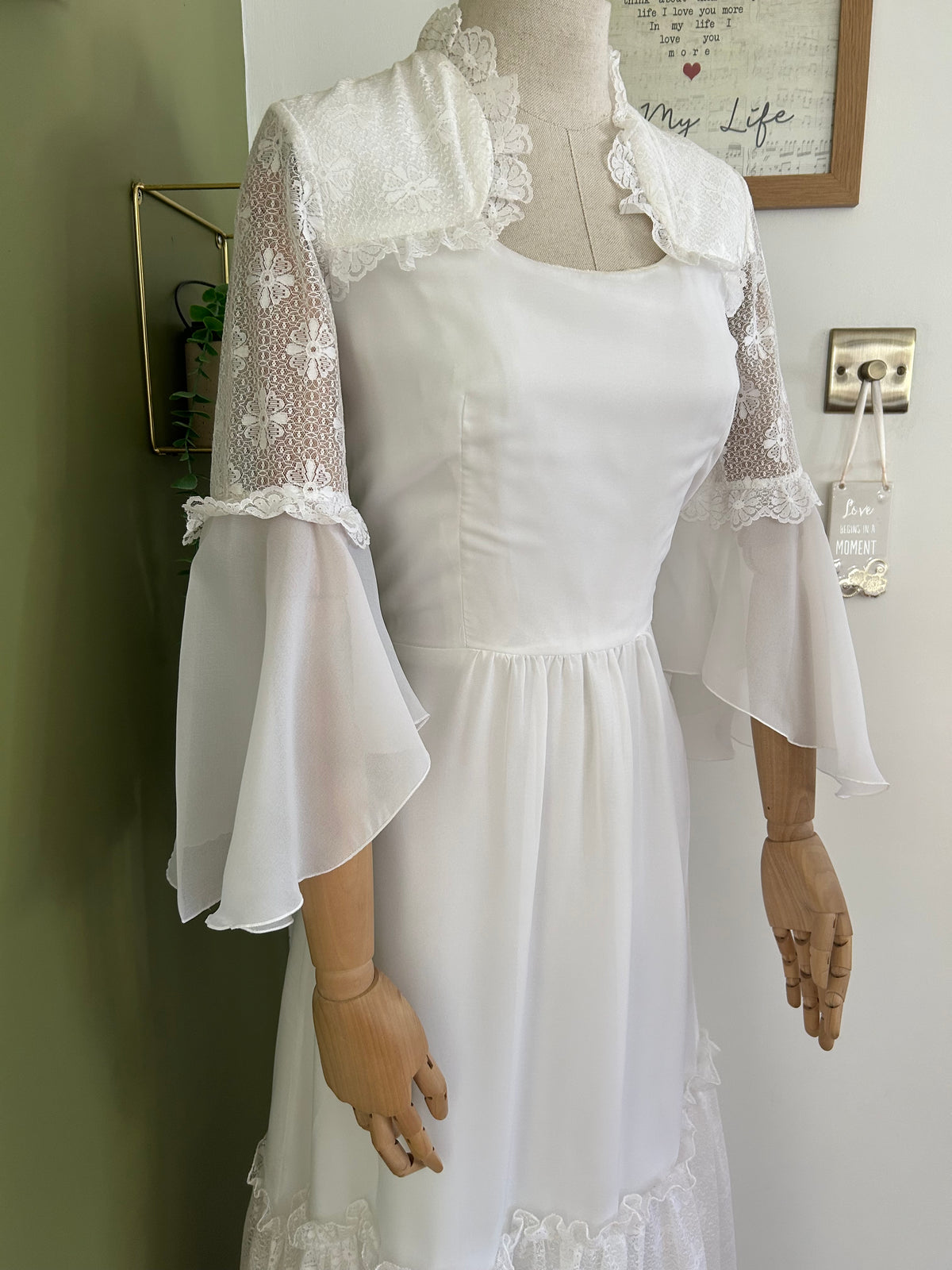 Vintage 1970s Size 8 White Chiffon & Lace Trumpet Sleeve Prairie Boho Wedding Dress