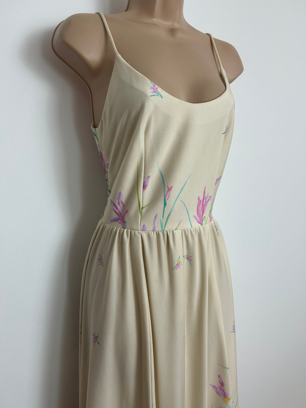 Vintage 1970s Size 6-8 Cream & Pink Iris Print Strappy Handkerchief Hem Summer Maxi Dress