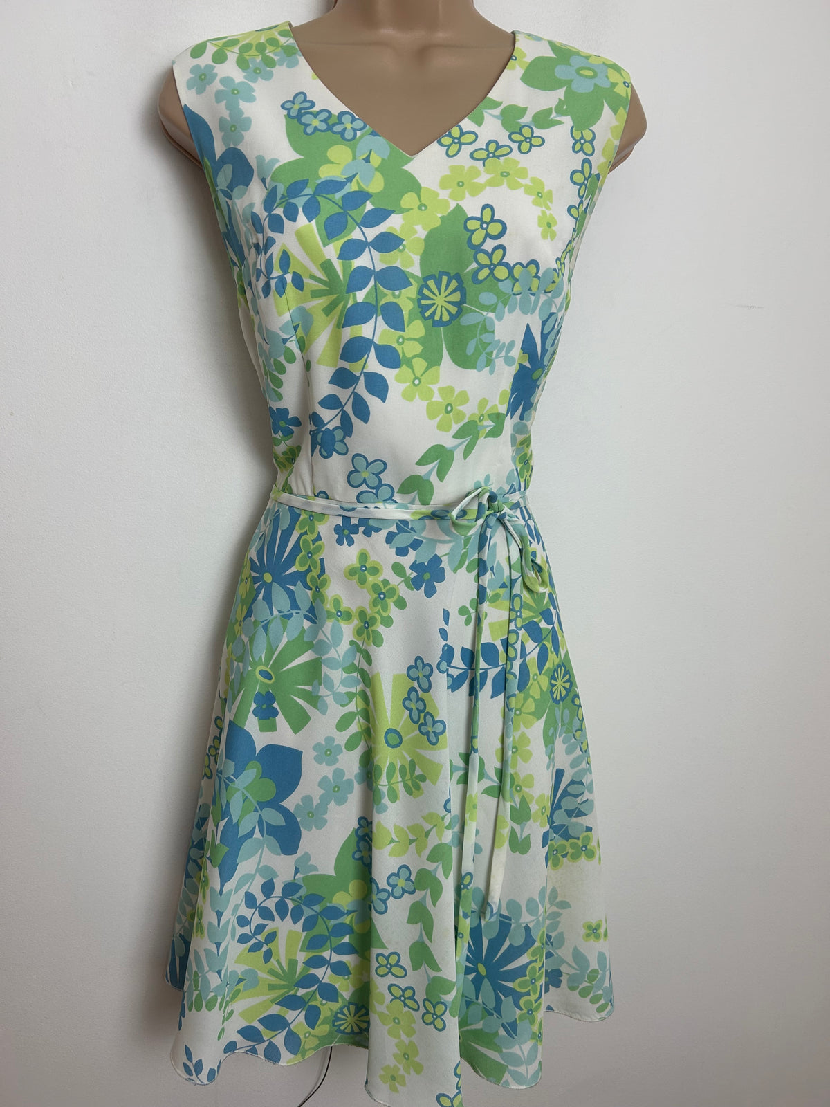 Vintage Late 1960s BETTY BARCLAY Size 10 White & Green Tones Floral Print Belted Fit & Flare Summer Mod Dress