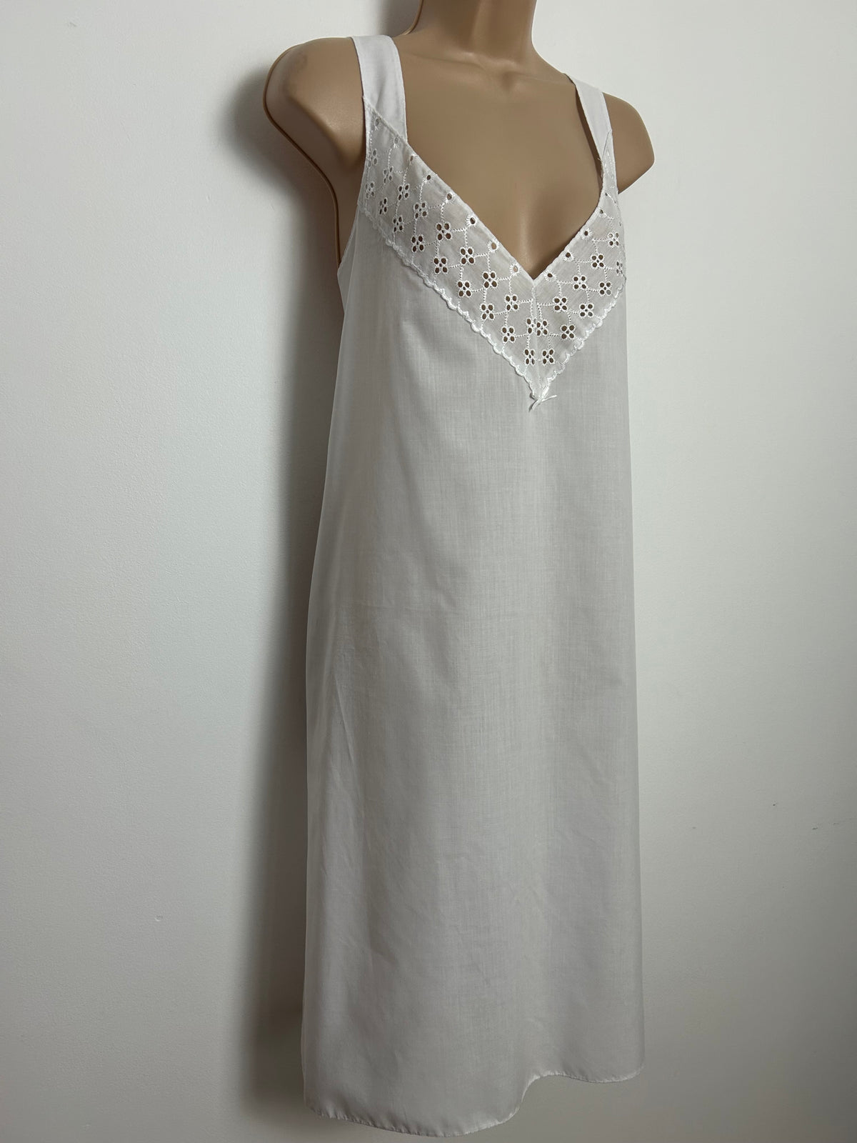 Vintage 1980s Size 14-16 White Cotton Mix Broderie Anglais Detail Nightdress