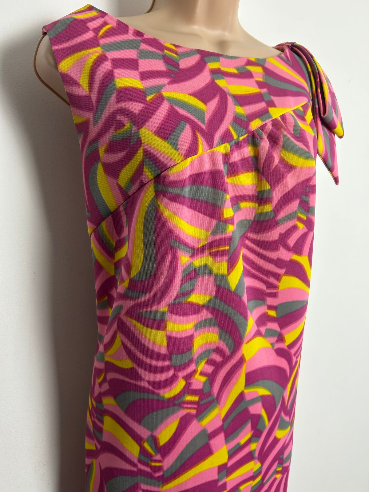 Vintage 1960s Size 14-16 Pink Yellow & Grey Psychedelic Print Bow Shoulder Detail Mod Shift Dress