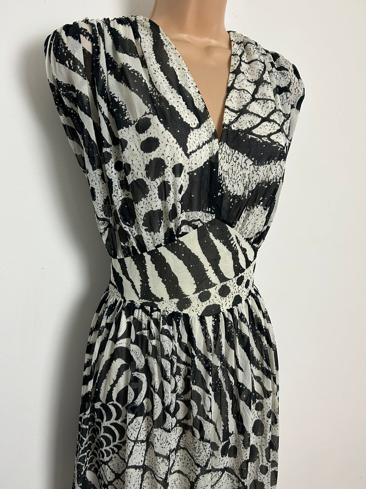 Vintage 1980s size 12 Black & White Monochrome Abstract Zebra Print Maxi Dress