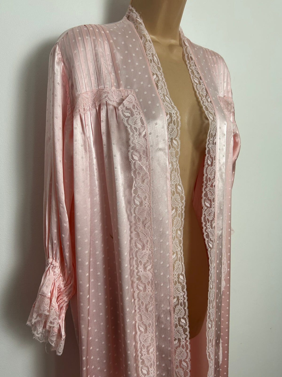 Vintage Up To Size 16 Pink Lace Trim Silky Satin Open Front Long Sleeve Peignoir