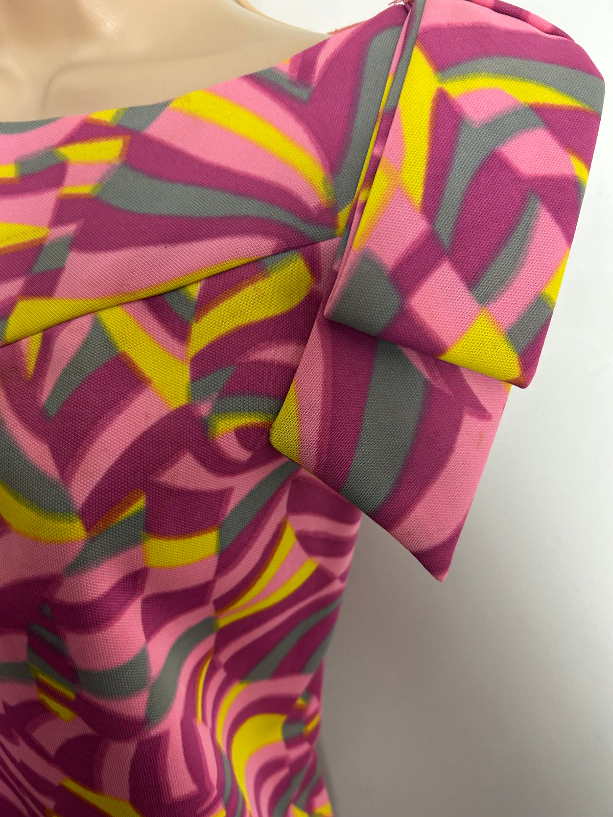 Vintage 1960s Size 14-16 Pink Yellow & Grey Psychedelic Print Bow Shoulder Detail Mod Shift Dress