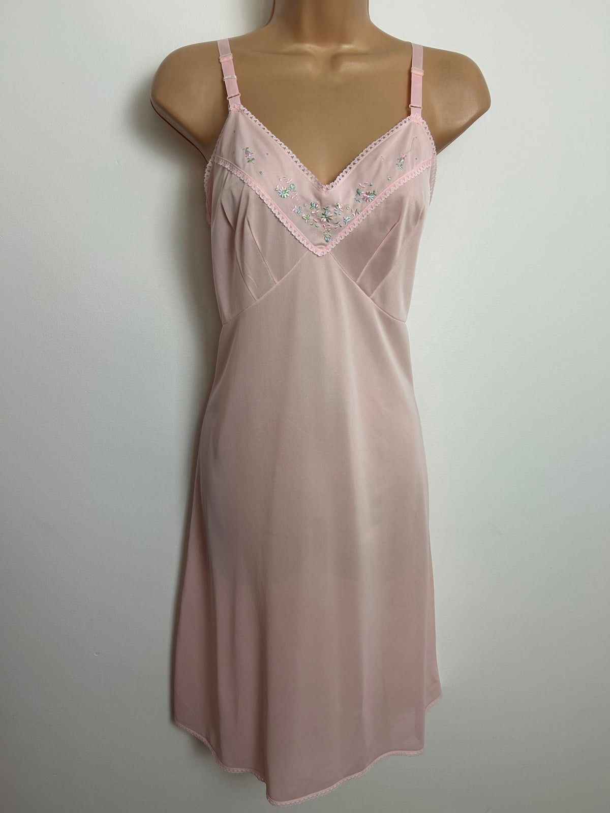 Vintage 1960s ARISTOCRAFT Size 12-14 Pretty Pale Pink Embroidered Detail Slip