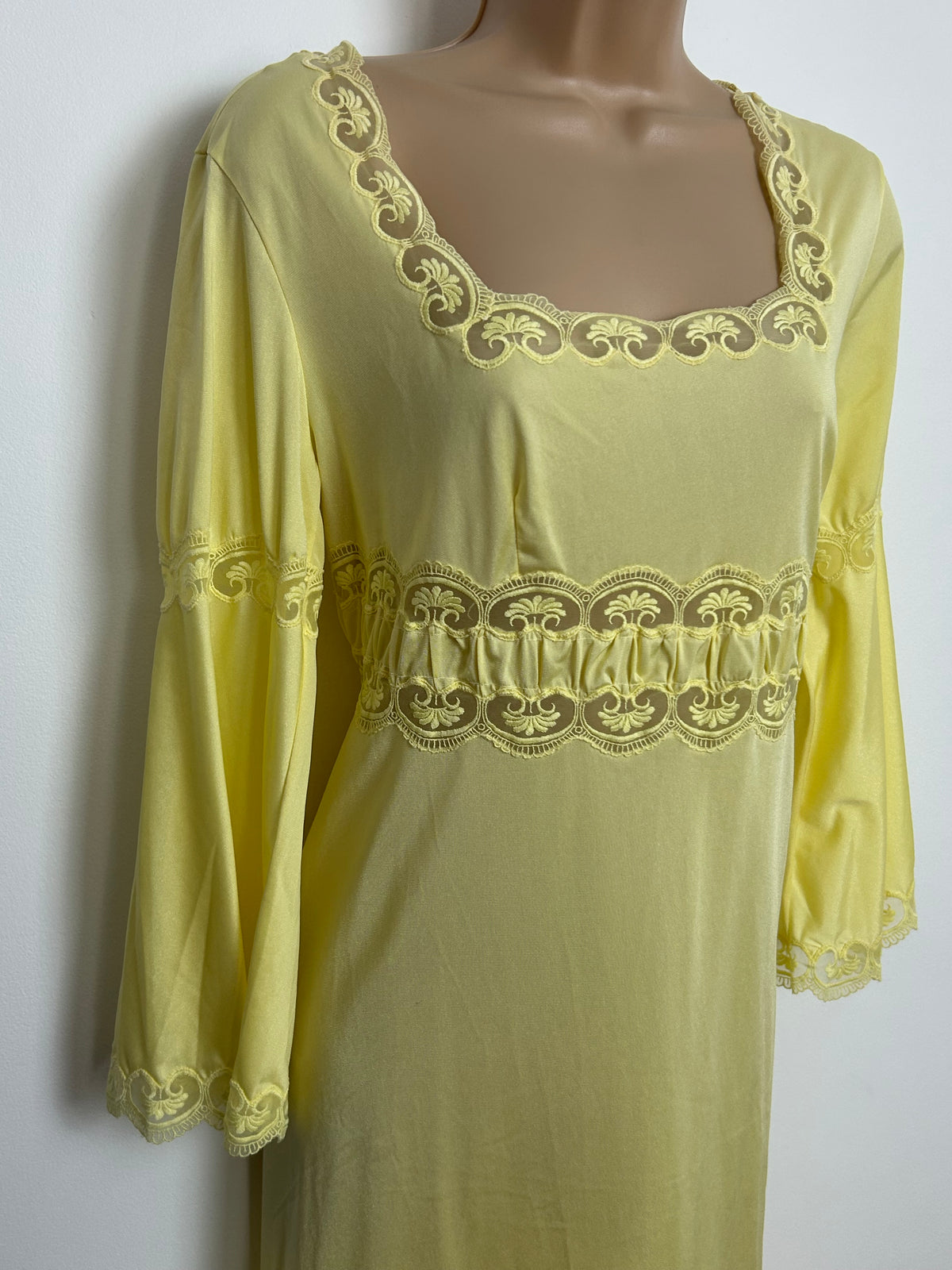 Vintage 1970s BIANCHERIA DI LUSSO Size 12 Cute Nylon Lace Panels Night Dress
