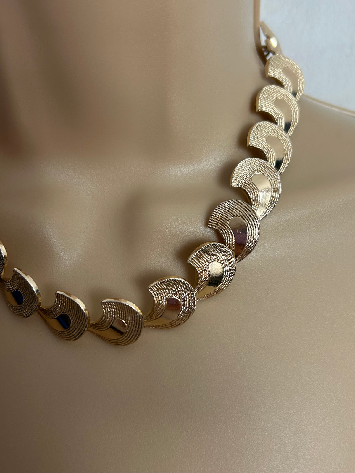 Vintage 1970s Beautiful Gold Tone Articulated Wave Shaped Necklace